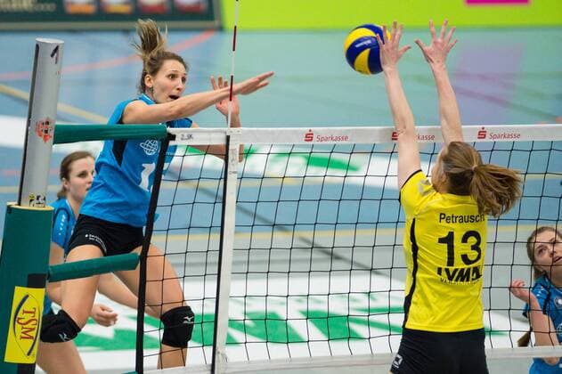 30.03.2016, Halle Berg Fidel, Muenster Volleyball, Bundesliga Frauen, Play-offs Viertelfinale, USC Münster Muenster vs. 1. VC Wiesbaden Angriff Jennifer Pettke ( 15 Wiesbaden) - Block Sarah Petrausch ( 13 Muenster)