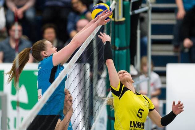 30.03.2016, Halle Berg Fidel, Muenster Volleyball, Bundesliga Frauen, Play-offs Viertelfinale, USC Münster Muenster vs. 1. VC Wiesbaden Block Rebecca Schäperklaus Schaeperklaus ( 6 Wiesbaden) - Finte Zuspieltrick Amanda Sa ( 5 Muenster)