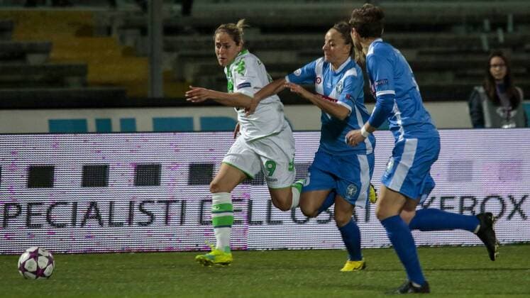 Fußball, UWCL, Brescia CF - VfL Wolfsburg; v.l. Anna Blässe (Wolfsburg, 9) gegen Martina Rosucci (Brescia, 6) Zweikampf, Duell, duell, tackle, Tackling, Aktion, action. xtgx