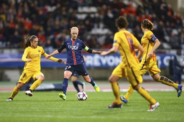 Alexia Putellas Segura vs Caroline Seger (PSG) - Fussball Damen, Champions League, Paris Saint Germain PSG vs. FC Barcelona - 30 03 2016 GwendolineLeGoff Panoramic 