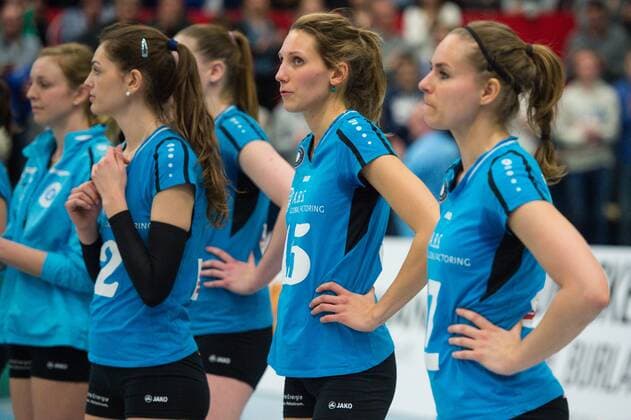 30.03.2016, Halle Berg Fidel, Muenster Volleyball, Bundesliga Frauen, Play-offs Viertelfinale, USC Münster Muenster vs. 1. VC Wiesbaden Wiesbaden enttäuscht enttaeuscht traurig nach Niederlage Jennifer Pettke ( 15 Wiesbaden)