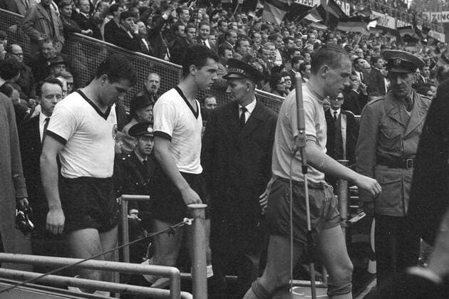 Franz BECKENBAUER, Fussball, geht aus der Kabine auf den Platz, Stadion, zu seinem ersten Spiel in der Deutschen Fussball Nationalmannschaft, Nationalspieler, Schweden - Deutschland 1:2, WM-Qualifikation Europa 1966, Gruppe 2 am 26.09.1965, SW-Aufnahme, Â