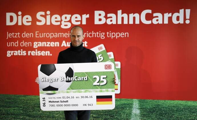 31.03.2016, Berlin, Deutschland, GER, Foto: anlässlich der Fußball-EM im Sommer dieses Jahres hat die Deutsche Bahn (DB) eine ganze besondere BahnCard im Angebot. Mehmet Scholl, Fußball-Europameister 1996, präsentiert die Sieger BahnCard.