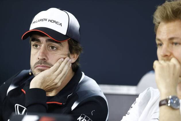 Motorsports: FIA Formula One World Championship WM Weltmeisterschaft 2016, Grand Prix of Bahrain, 14 Fernando Alonso (ESP, McLaren Honda Formula 1 Team), 6 Nico Rosberg (GER, Mercedes AMG Petronas Formula One Team), xHOCHxZWEIx