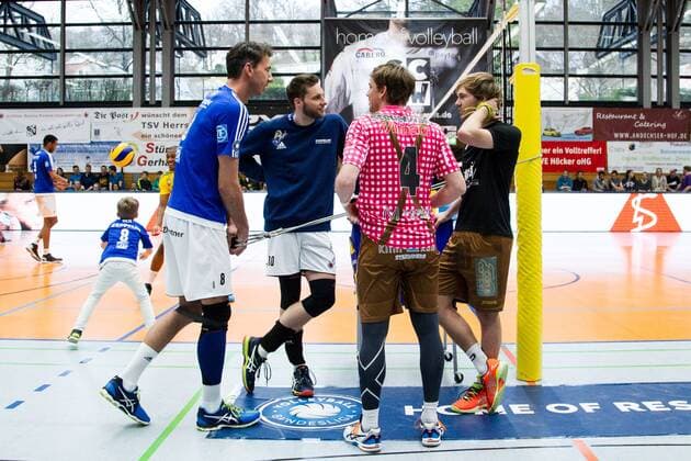 Herrsching Gemeinsamer Warm-Up: Bjoern Andrae ( 8, Friedrichshafen), Simon Tischer ( 10, Friedrichshafen), Patrick Steuerwald (4 Herrsching) und Ferdinand Tille (7 Herrsching); Volleyball Bundesliga Herren Play-Off Viertelfinale, Nikolaushalle, Herrsching Germany, 20160331; Partie TSV Herrsching vs VfB Friedrichshafen; Copyright: Wuechner Eibner-Pressefoto EP_NWR