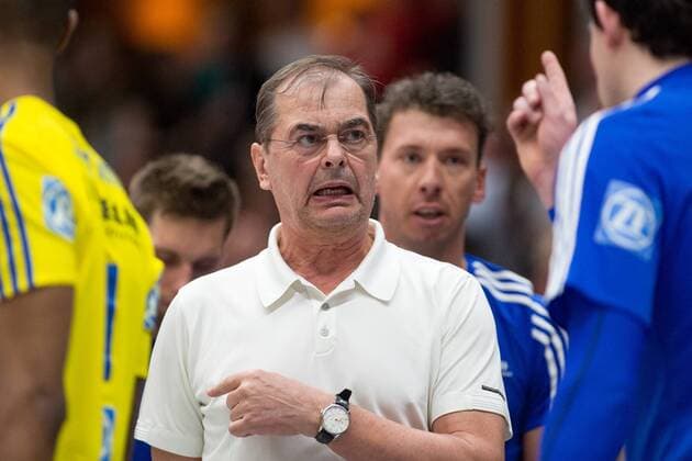 Aerger, Missstimmung bei Trainer Stelian MOCULESCU (FN). Volleyball, TSV Herrsching (HER) - VfB Friedrichshafen (FN), Bundesliga, Saison 2015 2016, Playoff Viertelfinale, 2.Spiel, am 31.03.2016 in Herrsching N I K O L A U S H A L L E Deutschland. x20160331_104x