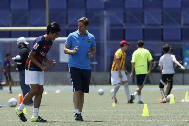Former Dutch soccer player Ronald de Boer (R) gives teenagers a soccer course in Mexico City, Mexico, 31 March 2016, where he asked young talented Mexican players for patience in their careers. EFE Jose Mendez FORMER FRENCH SOCCER PLAYER KAREMBEU ELOGIA GIVES COURSE IN MEXICO CITY !ACHTUNG: NUR REDAKTIONELLE NUTZUNG!  MDF002 20160401-635950695516308242