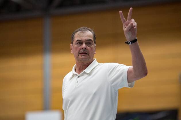 Maessige Freude bei Friedrichshafen-Trainer Stelian MOCULESCU (FN). Volleyball, TSV Herrsching (HER) - VfB Friedrichshafen (FN), Bundesliga, Saison 2015 2016, Playoff Viertelfinale, 2.Spiel, am 31.03.2016 in Herrsching N I K O L A U S H A L L E Deutschland. x20160331_112x