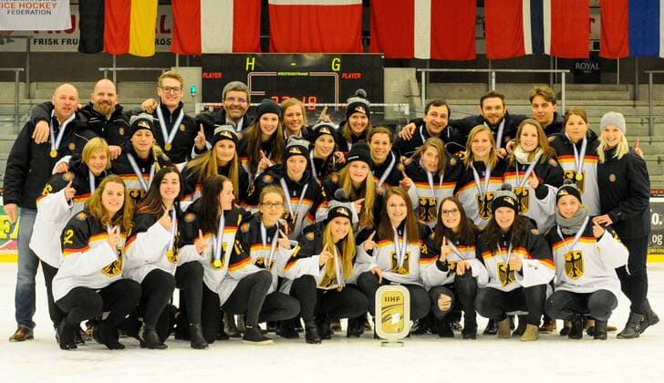 DK, IIHF WW DivIA 2016, Winners Ceremony, Siegerehrung 31.03.2016, Gigantium Arena, Aalborg, DK, IIHF WW DivIA 2016, Winners Ceremony, Siegerehrung, im Bild die deutsche Mannschaft gewinnt das Turnier, Siegerfoto mit Pokal nphxHafner