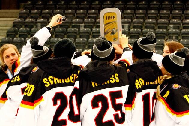 DK, IIHF WW DivIa, medal ceremony 31.03.2016, Gigantium, Aalborg, DK, IIHF WW DivIa, medal ceremony: die deutschen Spielerinnen mit der Trophae fuer den ersten Platz nphxGMACH