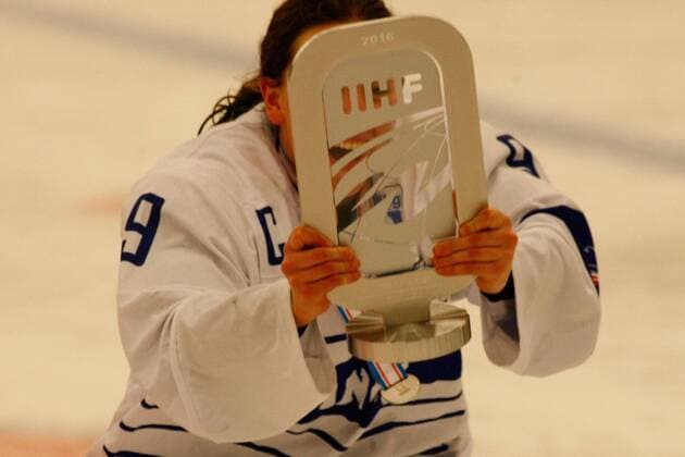 DK, IIHF WW DivIa, medal ceremony 31.03.2016, Gigantium, Aalborg, DK, IIHF WW DivIa, medal ceremony: la capitaine de France, Marion Allemoz (France 9) avec la trophae pour la seconde place nphxGMACH
