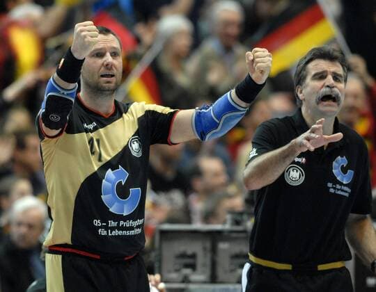 Handball WM 2007: Deutschland - Island 28.01.2007. Christian Schwarzer (BRD) jubelt. re. Heiner Brand. HM