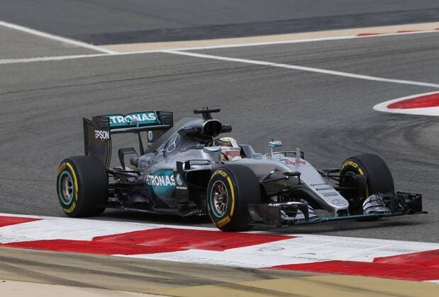 Motorsports: FIA Formula One World Championship WM Weltmeisterschaft 2016, Grand Prix of Bahrain, 44 Lewis Hamilton (GBR, Mercedes AMG Petronas Formula One Team), xHOCHxZWEIx