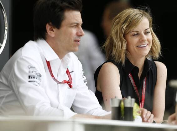 Motorsports: FIA Formula One World Championship WM Weltmeisterschaft 2016, Grand Prix of Bahrain, Toto Wolff (AUT, Mercedes AMG Petronas Formula One Team), 41 Susie Wolff (GBR, Williams Martini Racing), xHOCHxZWEIx