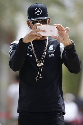 Motorsports: FIA Formula One World Championship WM Weltmeisterschaft 2016, Grand Prix of Bahrain, 44 Lewis Hamilton (GBR, Mercedes AMG Petronas Formula One Team), xHOCHxZWEIx
