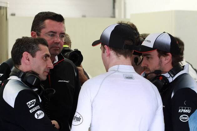 Bahrain Grand Prix, Sakhir 31 March - 03 April 2016 01.04.2016 - Free Practice 1, Andrea Stella (ITA) Mclaren race Engineer, Eric Boullier (FRA) McLaren Racing Director, Stoffel Vandoorne (BEL) McLaren Test and Reserve Driver and Fernando Alonso (ESP) McLaren Honda MP4-31 