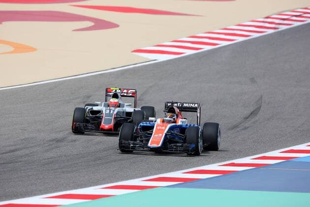 Bahrain Grand Prix, Sakhir 31 March - 03 April 2016 01.04.2016 - Free Practice 1, Esteban Gutierrez (MEX) Haas F1 Team VF-16 and Pascal Wehrlein (GER) Manor Racing MRT05 