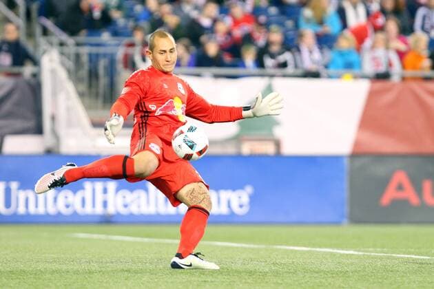 April 1, 2016; Foxborough, MA, USA; New York Red Bulls goalkeeper Luis Robles (31) puts the ball in play during the second half of an MLS Fussball Herren USA game between the New England Revolution and New York Red Bulls at Gillette Stadium. New England won 1-0. MLS 2016: Red Bulls vs Revolution APR 01 - ZUMAc04_