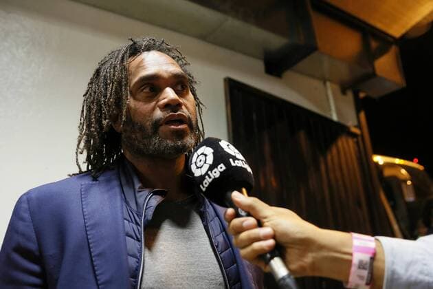 CORRECT TEAM OF KAREMBEU Former player of Real Madrid Christian Karembeu speaks with journalists after he Match of Legends Barcelona Vs. Mexico at La Corregidora stadium in Queretaro, Mexico, 01 April 2016. Match of Legends Barcelona Vs. Mexico !ACHTUNG: NUR REDAKTIONELLE NUTZUNG!  MEX50 20160402-635951789104233619