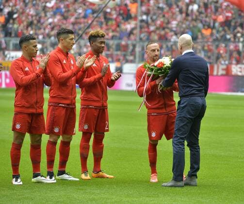 02.04.2016, Fussball 1.Bundesliga 2015 2016, 28.Spieltag, FC Bayern München - Eintracht Frankfurt, in der Allianz-Arena München. Franck Ribery (2.v.re, FC Bayern München) wird von Vorstand Matthias Sammer (re, FC Bayern München) für 200 Bayernspiele geehrt. v.li: Thiago (FC Bayern München), Robert Lewandowski (FC Bayern München), David Alaba (FC Bayern München) applaudieren. 