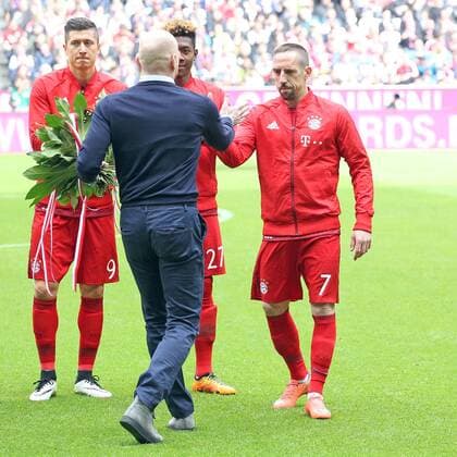 Muenchen Franck Ribery (FC Bayern Muenchen) bekommt von Sportdirektor Matthias Sammer (FC Bayern Muenchen) einen Blumenstrauss fuer das 200 Bundesligaspiel, FC Bayern Muenchen vs. Eintracht Frankfurt, Fussball, 1.Bundesliga, 02.04.2016, Copyright: Langerx xEibner-Pressefoto EP_HLR