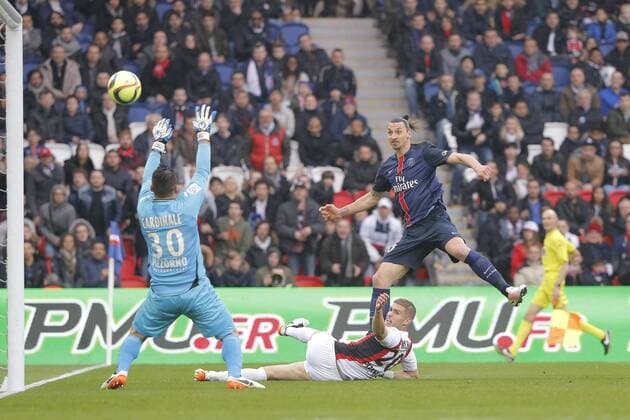 Zlatan Ibrahimovic (psg) inscrit le premier but de la rencontre, Maxime Le Marchand (OGC Nice) FOOTBALL : Paris st Germain vs OGC Nice - Ligue 1 - 02 04 2016 StephaneAllaman Panoramic 