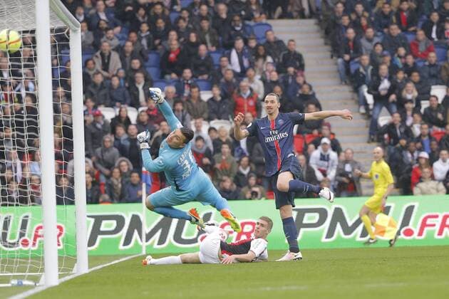 Zlatan Ibrahimovic (psg) inscrit le premier but de la rencontre, Maxime Le Marchand (OGC Nice), Yoan Cardinale (OGC Nice) FOOTBALL : Paris st Germain vs OGC Nice - Ligue 1 - 02 04 2016 StephaneAllaman Panoramic 