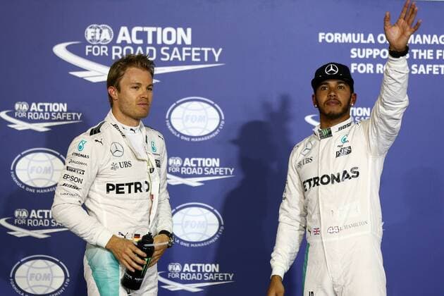 Bilder des Tages - SPORT Bahrain Grand Prix, Sakhir 31 March - 03 April 2016 02.04.2016 - Qualifying, Lewis Hamilton (GBR) Mercedes AMG F1 W07 Hybrid pole position and 2nd position Nico Rosberg (GER) Mercedes AMG F1 W07 Hybrid 