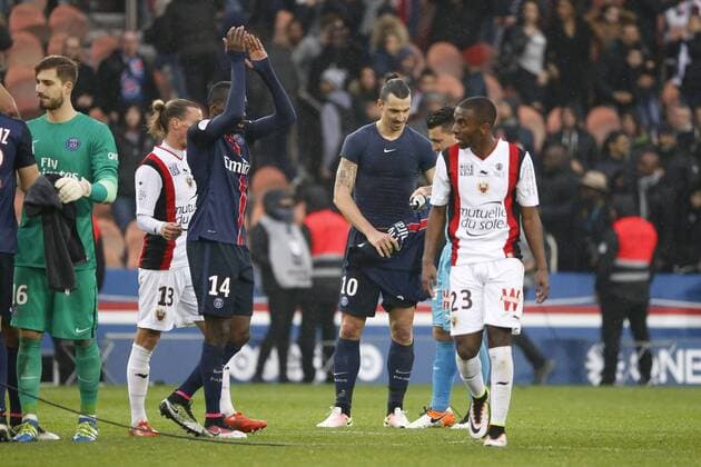 Zlatan Ibrahimovic (psg) echange son maillot avec Yoan Cardinale (OGC Nice) FOOTBALL : Paris st Germain vs OGC Nice - Ligue 1 - 02 04 2016 StephaneAllaman Panoramic 