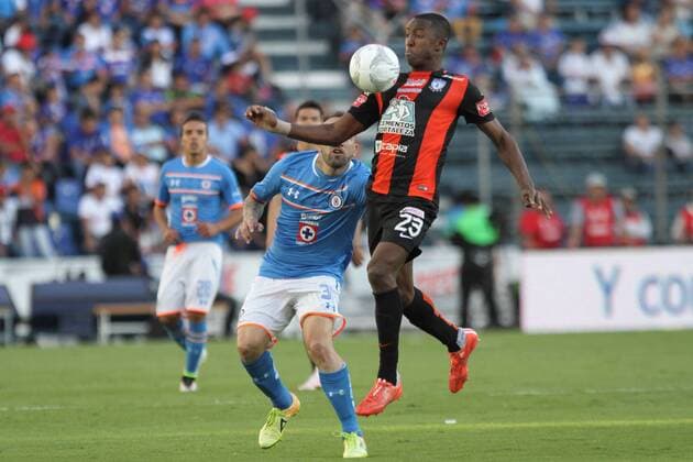 Fussball Mexiko - April 2, 2016 - Mexico - D02041610.JPG.CIUDAD DE MEXICO SportsDeportes-Soccer.- La Maquina Celeste del Cruz Azul ante los Tuzos del Pachuca, el sabado 2 de abril de 2016, en el Estadio Azul, juego de la jornada 12 del Torneo Clausura 2016 de la Liga MX. El cotejo finalizo mit un empate 0-0. April 2, 2016  - ZUMAu78_