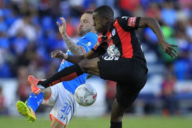 (160403) -- MEXICO CITY, April 3, 2016 -- Cruz Azul s Matias Vuoso (L) vies for the ball with Pachuca s Oscar Murillo during the match of the Closing Tournament of MX League at Azul Stadium in Mexico City, capital of Mexico, on April 2, 2016. The match tied 0-0. Str) (jp) (fnc) (SP)MEXICO-MEXICO CITY-SOCCER-CRUZ AZUL VS PACHUCA e STR 
