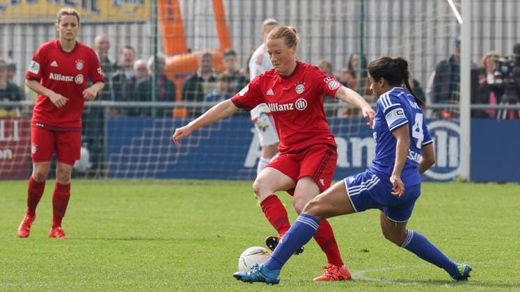 v.li.: Melanie Behringer (FCB, 7), Chioma Igwe (Sand, 4), Zweikampf, Duell, duel, tackle, Dynamik, Action, Aktion, Fussball, DFB-Pokal der Frauen, SC Sand - FC Bayern München, xozx