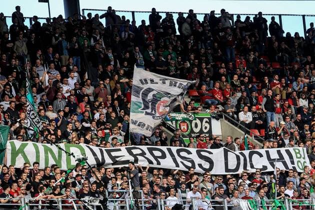 Deutschland, Hannover , HDI Arena, Fussball, 1. Bundesliga, Saison 2015 2016 , Hannover 96 - Hamburger SV die Fans von Hannover fordern die Rauschmiss von Präsident Martin Kind(Hannover) verpiss dich