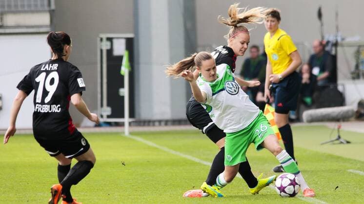 Fußball, DFB-Pokal Frauen, VfL Wolfsburg - SC Freiburg; von vorn: Caroline Graham Hansen (Wolfsburg, 26) und Lena Petermann (Freiburg, 22) Zweikampf, Duell, duell, tackle, Tackling, Aktion, action. xtgx