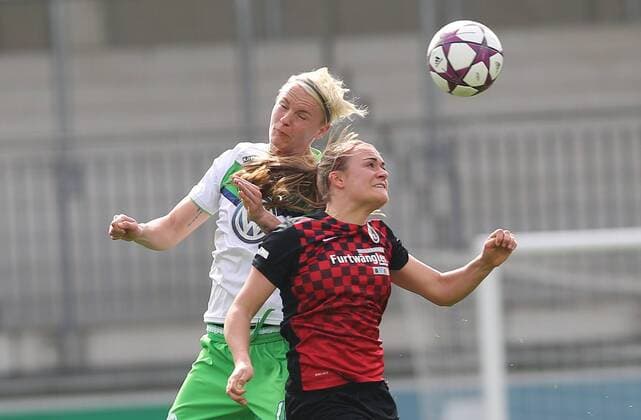 Nilla Fischer (VfL Wolfsburg) im Kopfballduell