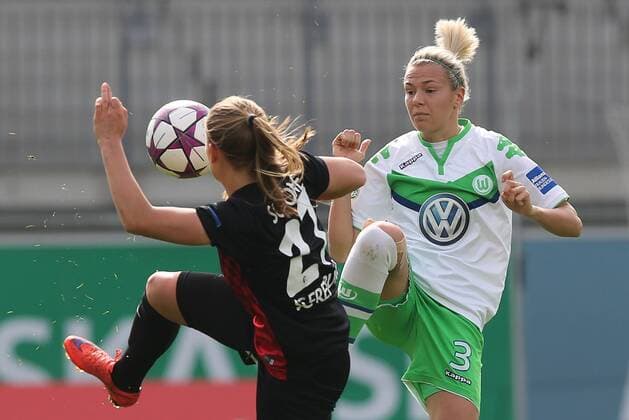 Clara Schoene (FC Freiburg) im Duell mit Zsanett Jakabfi (VfL Wolfsburg)