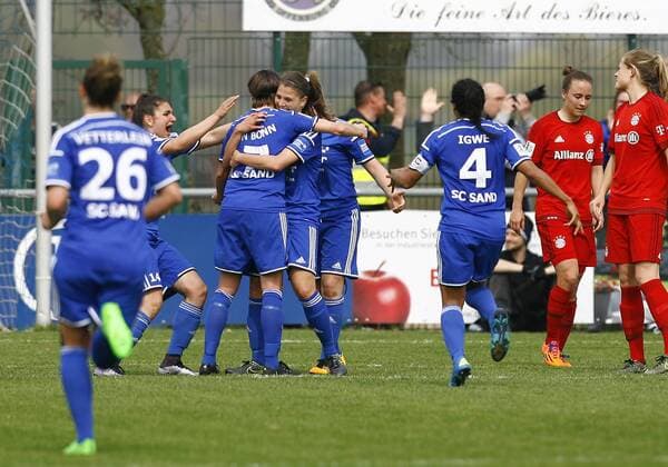 SC Sand - FC Bayern München Jubel SC SAnd nach dem 2-1 durch Anne VAN BONN, SC Sand, quer, Fußball, Frauen, DFB-Pokal, Halbfinale, Saison 2015 2016