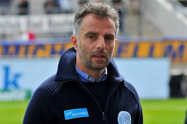 Fußball, Trainerhistorie, FSV Frankfurt Trainer Tomas ORAL (FSV Frankfurt). hat heute kein FSV Wappen auf der Brust sondern ein DFB-LOGO Deutschland, Frankfurt: Fussball, 2. Liga: FSV Frankfurt vs. 1.FC Nuernberg am 03.04.2016, Frankfurter Volksbank Stadion.
