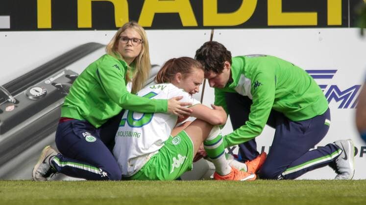 Fußball, DFB-Pokal Frauen, VfL Wolfsburg - SC Freiburg; Caroline Graham Hansen (Wolfsburg, 26) Verletzt, am Boden, behandelt, injury, injured, hurt. xtgx
