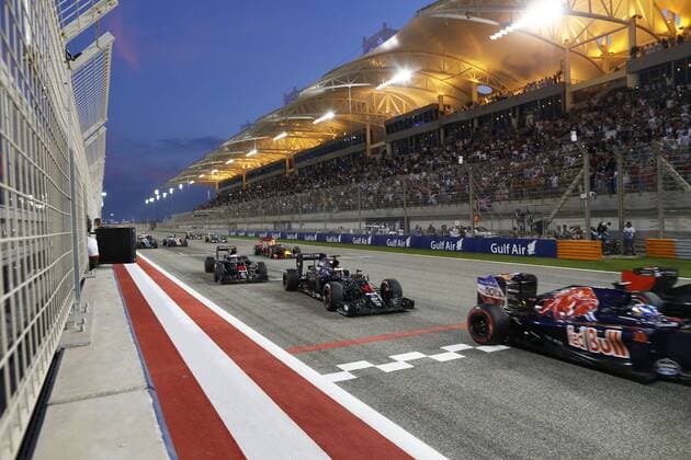 Motorsports: FIA Formula One World Championship WM Weltmeisterschaft 2016, Grand Prix of Bahrain, 33 Max Verstappen (NLD, Scuderia Toro Rosso), 47 Stoffel Vandoorne (BEL, McLaren Honda Formula 1 Team), 22 Jenson Button (GBR, McLaren Honda Formula 1 Team), start, mass, Masse, Menge, viele, many xHOCHxZWEIx