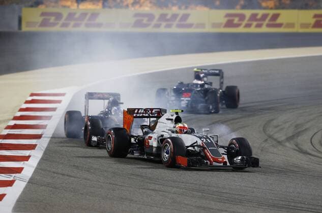 Motorsports: FIA Formula One World Championship WM Weltmeisterschaft 2016, Grand Prix of Bahrain, 21 Esteban Gutierrez (MEX, Haas F1 Team), 33 Max Verstappen (NLD, Scuderia Toro Rosso), 22 Jenson Button (GBR, McLaren Honda Formula 1 Team), xHOCHxZWEIx