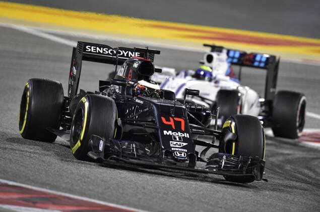 Motorsports: FIA Formula One World Championship WM Weltmeisterschaft 2016, Grand Prix of Bahrain, 47 Stoffel Vandoorne (BEL, McLaren Honda Formula 1 Team), xHOCHxZWEIx