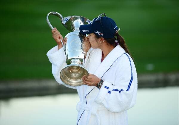 April 3, 2016: Lydia Ko of New Zealand, World 1 and 2016 ANA Inspiration Champion celebrates with her Caddie Jason Hamilton, her Mom and Sister upon completion of the final round of the ANA Inspiration LPGA Golf Damen Golf Tournament at the Mission Hills Country Club, in Rancho Mirage, Ca. (Photo by Bruce Sherwood Icon Sportswire) GOLF: APR 03 LPGA - ANA Inspiration - Final Round Icon16040311 EDITORIAL USE ONLY