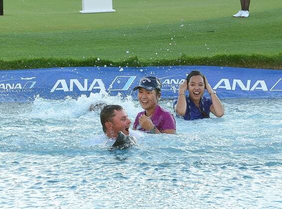 April 3, 2016: Lydia Ko of New Zealand, World 1 and 2016 ANA Inspiration Champion celebrates with her Caddie Jason Hamilton, her Mom and Sister upon completion of the final round of the ANA Inspiration LPGA Golf Damen Golf Tournament at the Mission Hills Country Club, in Rancho Mirage, Ca. (Photo by Bruce Sherwood Icon Sportswire) GOLF: APR 03 LPGA - ANA Inspiration - Final Round Icon16040321 EDITORIAL USE ONLY