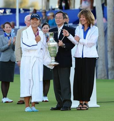 April 3, 2016: Lydia Ko of New Zealand, World 1 and 2016 ANA Inspiration Champion celebrates with her Caddie Jason Hamilton, her Mom and Sister upon completion of the final round of the ANA Inspiration LPGA Golf Damen Golf Tournament at the Mission Hills Country Club, in Rancho Mirage, Ca. (Photo by Bruce Sherwood Icon Sportswire) GOLF: APR 03 LPGA - ANA Inspiration - Final Round Icon16040323 EDITORIAL USE ONLY