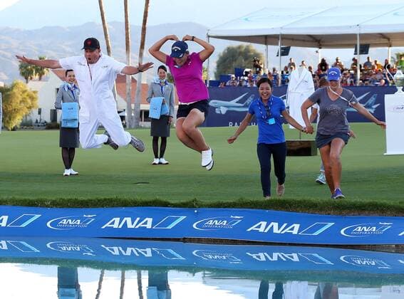 April 03, 2016: Lydia Ko of New Zealand jumps into Poppy s pond after winning the final round of the 2016 ANA Inspiration at the Mission Hills Country Club in Rancho Mirage, California. LPGA Golf Damen 2016: ANA Inspiration APR 03 - ZUMAcb8_