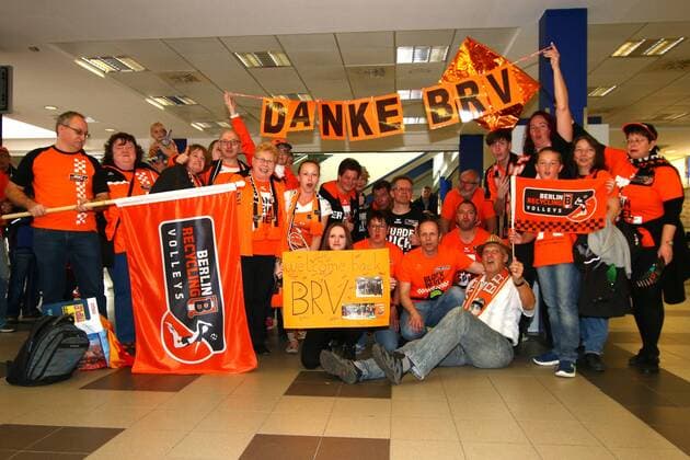 Volleyball, Herren, Saison 2015 16, Europapokal, Ankunft BR Volleys am Flughafen Schönefeld, die BRV-Fans warten auf die Rückkehr des Europacup-Siegers BR Volleys am Flughafen Schönefeld, 03.04.2016,