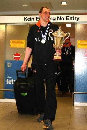 Volleyball, Herren, Saison 2015 16, Europapokal, Ankunft BR Volleys am Flughafen Schönefeld, Publikumsliebling Felix Fischer mit dem CEF-Pokal bei der Ankunft am Flughafen Schönefeld, 03.04.2016,