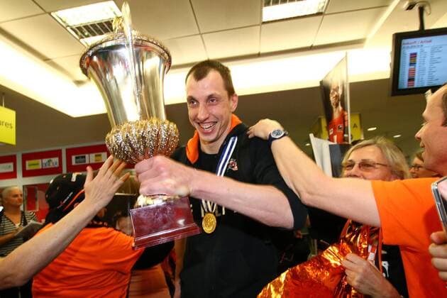 Volleyball, Herren, Saison 2015 16, Europapokal, Ankunft BR Volleys am Flughafen Schönefeld, Publikumsliebling Felix Fischer bahnt sich einen Weg durch die Fangasse mit dem CEF-Pokal bei der Ankunft am Flughafen Schönefeld, 03.04.2016,