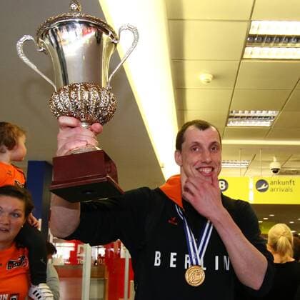 Volleyball, Herren, Saison 2015 16, Europapokal, Ankunft BR Volleys am Flughafen Schönefeld, Publikumsliebling Fleix Fischer präsentiert den CEV-Pokal , 03.04.2016,